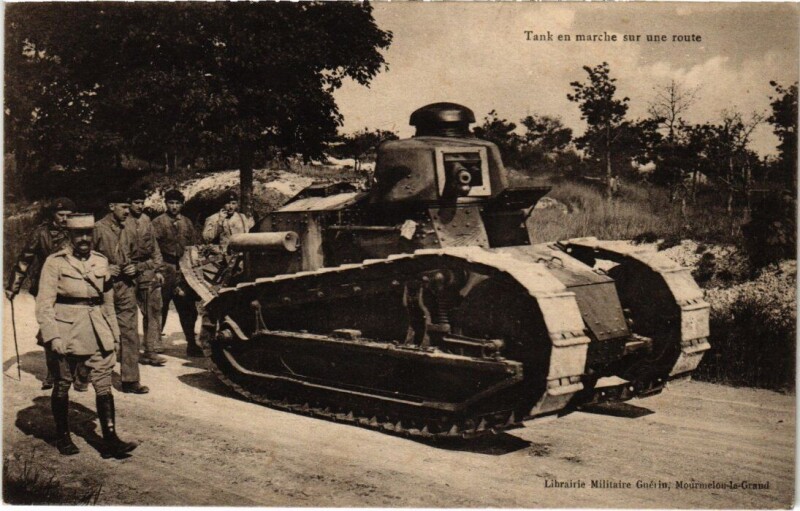 Carte postale ancienne Camp-de-Mailly - Tank en marche sur une route