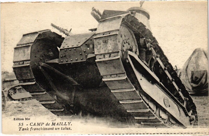 Carte postale ancienne Camp-de-Mailly - Tank franchissant un talus