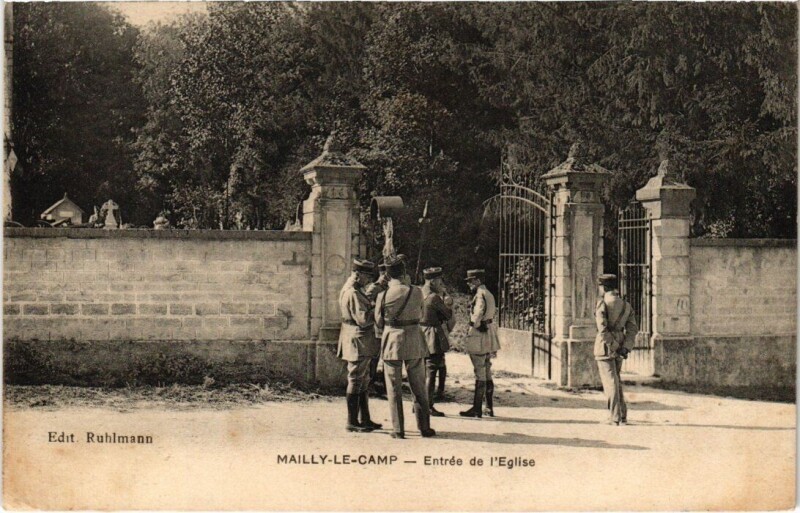 Carte postale ancienne Camp-de-Mailly - Entrée de l'Eglise