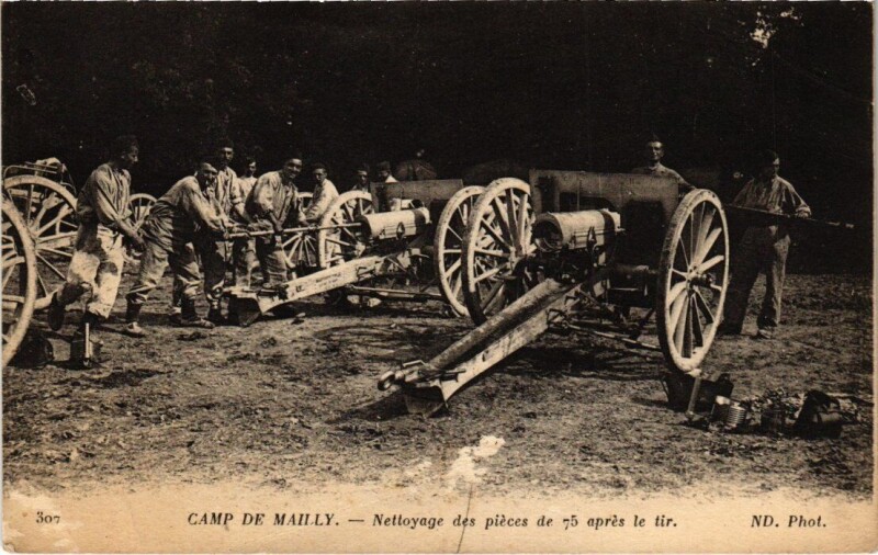 Carte postale ancienne Camp-de-Mailly - Nettoyage des pieces de 75 apres le tir