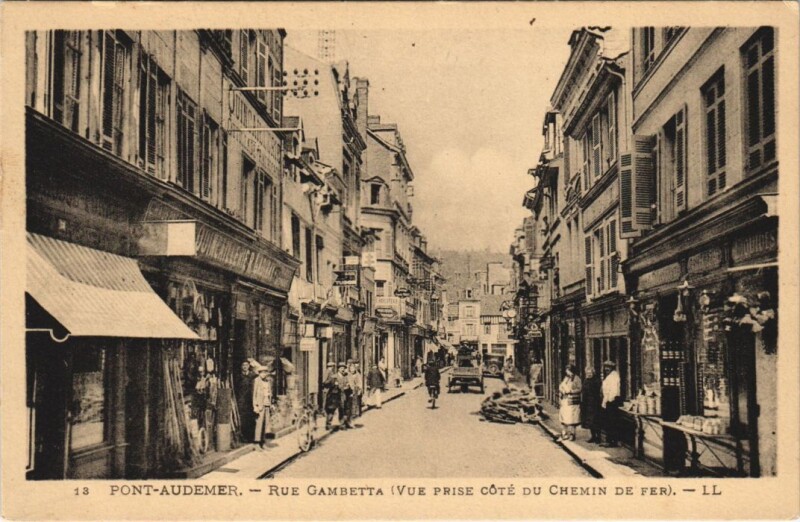 Carte postale ancienne Pont-Audemer - Rue Gambetta à Pont-Audemer