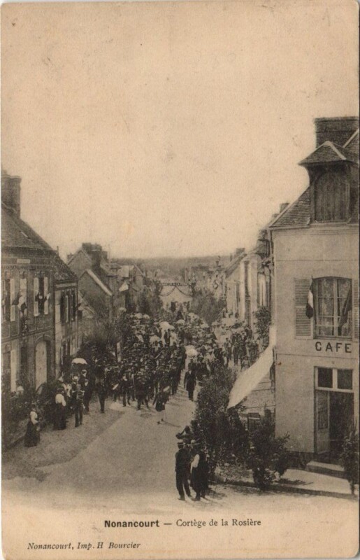 Carte postale ancienne Nonancourt-Cortége de la Rosiere à Nonancourt