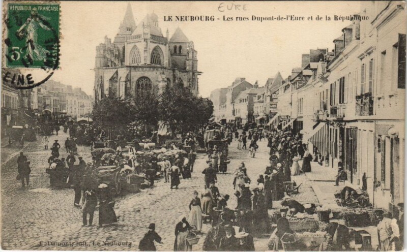 Carte postale ancienne Le Neubourg-Les rues Dupont-de-l'Eure et de la République au Neubourg