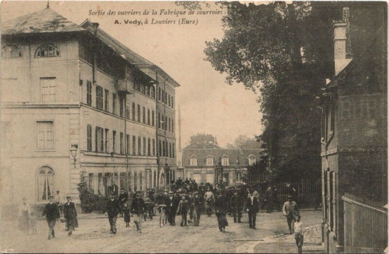 Carte postale ancienne Sortie des ouvriers de la Fabrique de courroies - A.Vedy a Louviers à Louviers