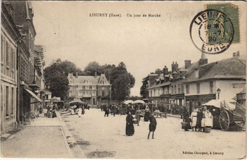 Carte postale ancienne Lieurey-Un jour de Marché à Lieurey