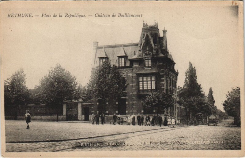 Carte postale ancienne Bethune-Place de la République-Cháteau de Baillancourt