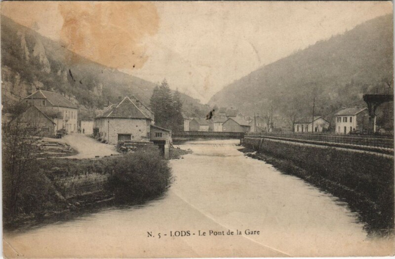 Carte postale ancienne Lods - Le Pont de la Gare à Lods