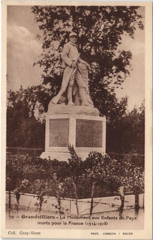 Carte postale ancienne Grandvillers Le Monument aux Enfants du Pays morts pour la France à Ville