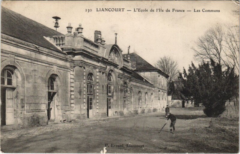 Carte postale ancienne Liancourt - L'Ecole de I'lle de France - Les Communs à Liancourt