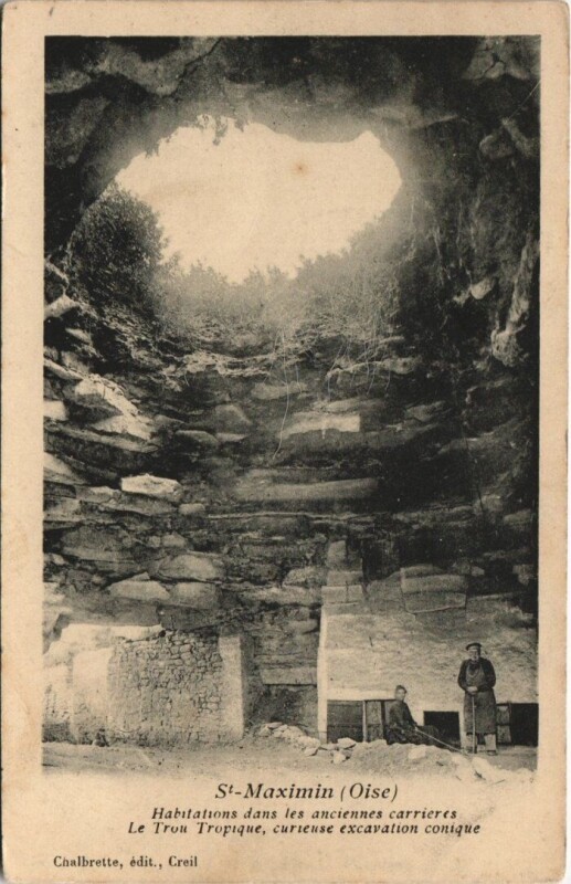 Carte postale ancienne Saint-Maximin Habittions dans les anciennes carrieres à Saint-Maximin