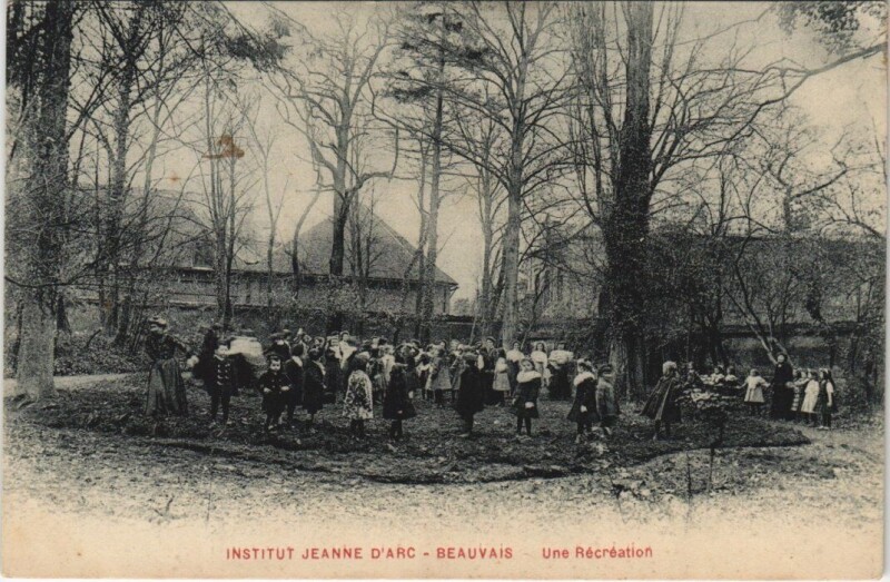 Carte postale ancienne Institut Jeanne D'Arc Beauvais Une Recreation à Beauvais