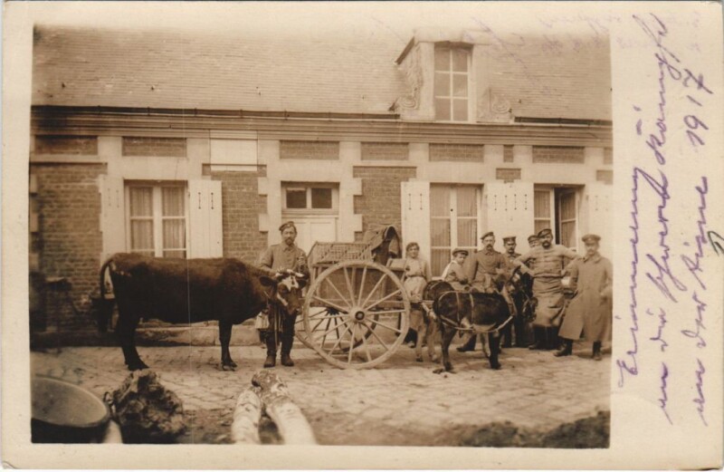 Carte postale ancienne Aisne - House Scene with Soldiers - Military