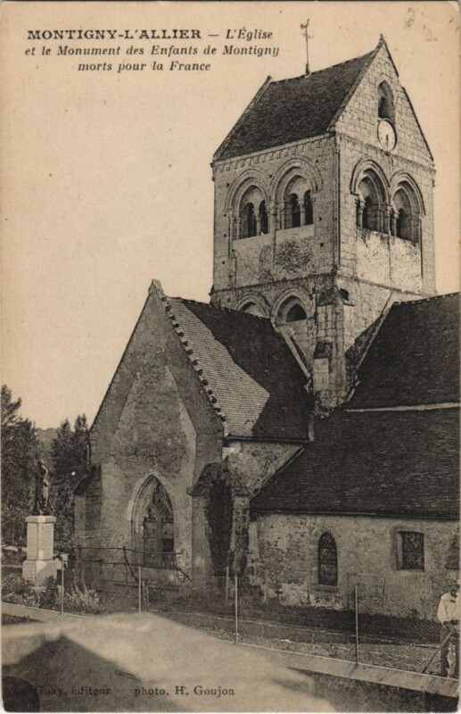 Carte postale ancienne Montigny-l'Allier - L'Eglise et le Monument des Enfants à Montigny-l'Allier