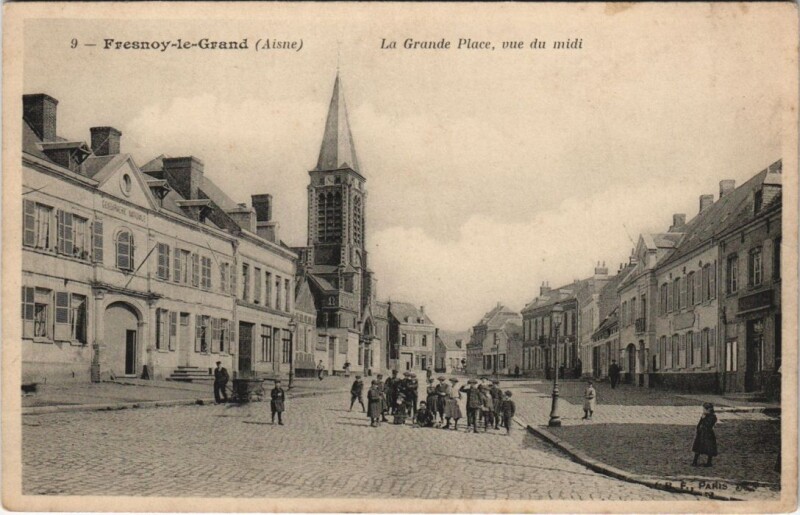 Carte postale ancienne Fresnoy-le-Grand - La Grande Place - Vue du Midi à Fresnoy-le-Grand