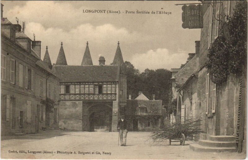 Carte postale ancienne Longpont - Porte Fortifiee de l'Abbaye à Longpont