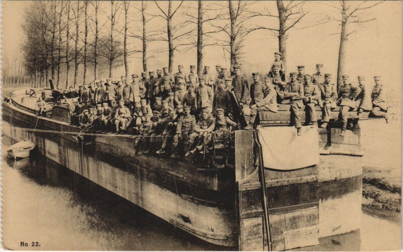 Carte postale ancienne Canal de l'Aisne - Soldiers Travelling with a Ship