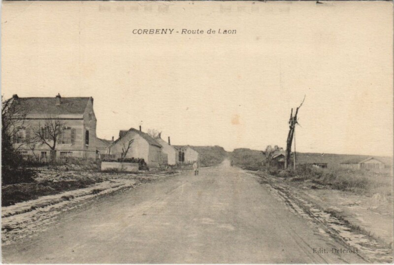 Carte postale ancienne Corbeny - Route de Laon à Corbeny
