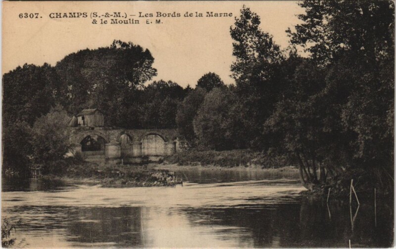 Carte postale ancienne Champs - Les Bords de la Marne et le Moulin à Champs
