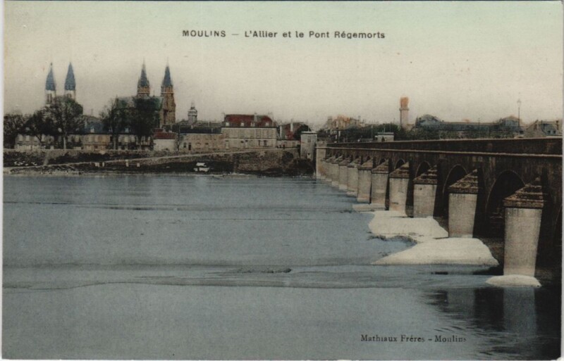 Carte postale ancienne Moulins - L'Allier et le Pont Regemorts à Moulins