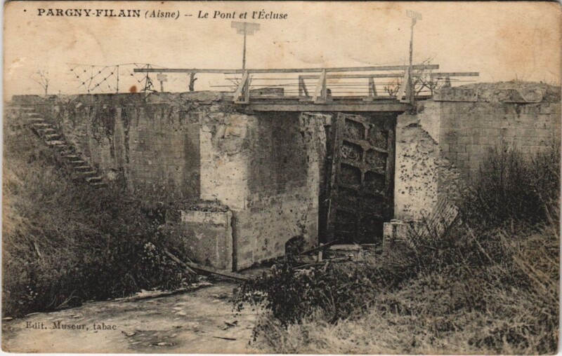 Carte postale ancienne Pargny-Filain - Le Pont et l'Ecluse à Pargny-Filain
