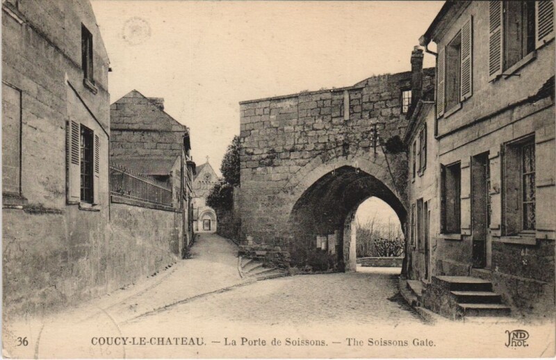 Carte postale ancienne Coucy-le-Chateau - La Porte de Soissons à Soissons