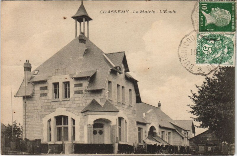 Carte postale ancienne Chassemy - La Mairie - L'Ecole à Chassemy