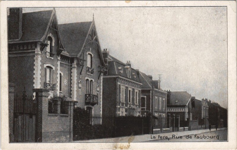 Carte postale ancienne La Fere - Rue de Faubourg à La Fère