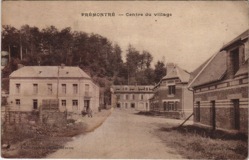 Carte postale ancienne Premontre - Centre du Village à Prémontré