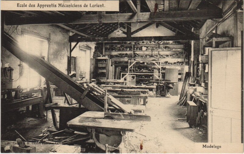 Carte postale ancienne Ecole des Apprentis-Mecaniciens de Lorient Modeisge à Lorient
