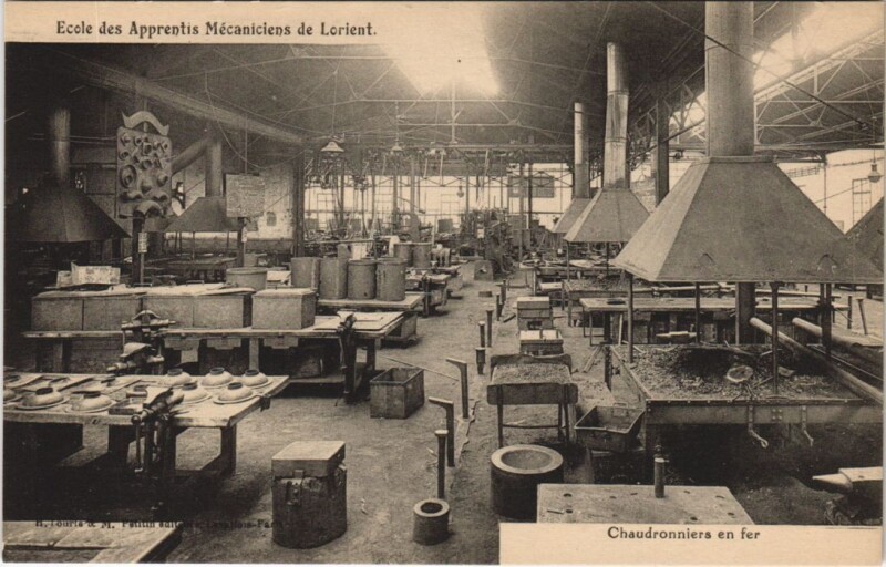 Carte postale ancienne Ecole des Apprentis-Mecaniciens de Lorient Cheudronniere en fer à Lorient