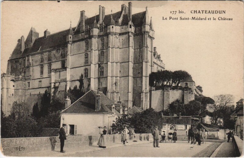 Carte postale ancienne Chateaudun - Le Pont Saint-Médard et le Chateau à Châteaudun