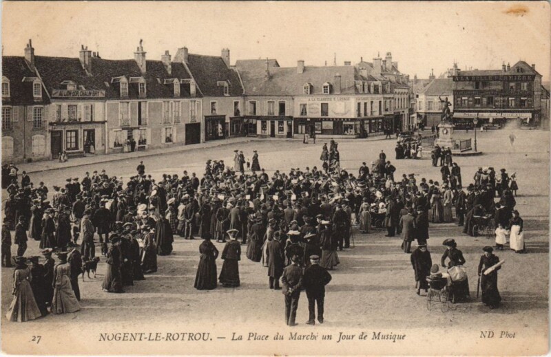 Carte postale ancienne Nogent-le-Rotrou - La Place du Marché un Jour de Musique à Nogent-le-Rotrou