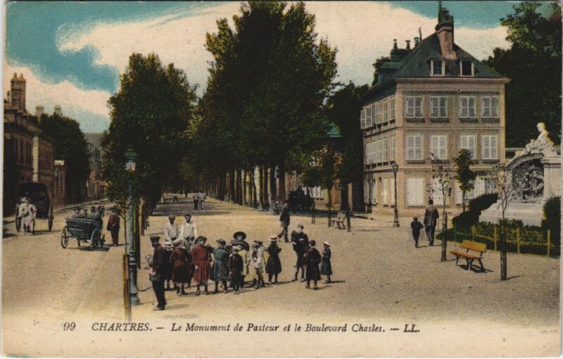 Carte postale ancienne Chartres - Le Monument de Pasteur et le Boulevard Chasles à Chartres