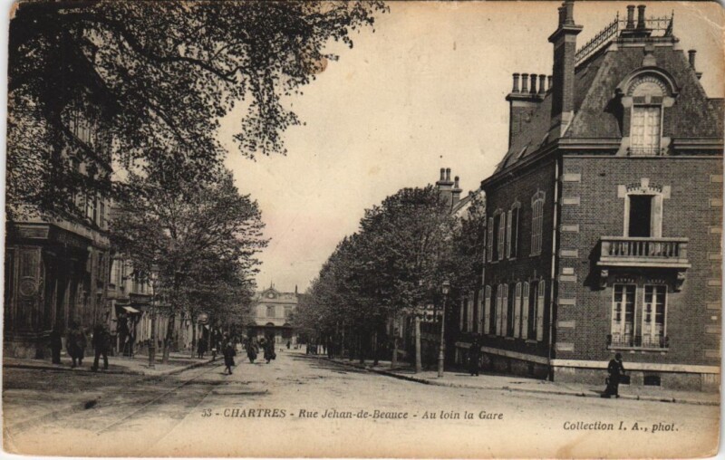 Carte postale ancienne Chartres - Rue Jehan-de-Beauce - Au loin la Gare à Chartres