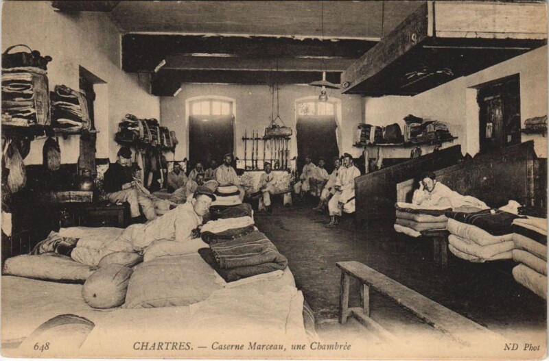 Carte postale ancienne Chartres - Caserne Marcean une Chambree à Chartres