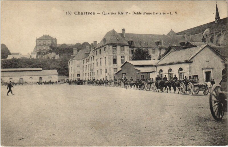Carte postale ancienne Chartres - Quartier Rapp - Défilé d'une Batterie à Chartres