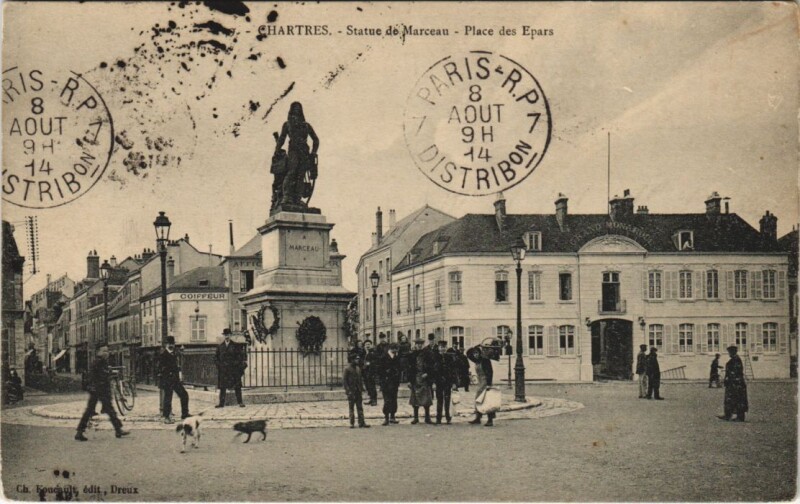 Carte postale ancienne Chartres - Statue de Marceau - Place des Epars à Chartres