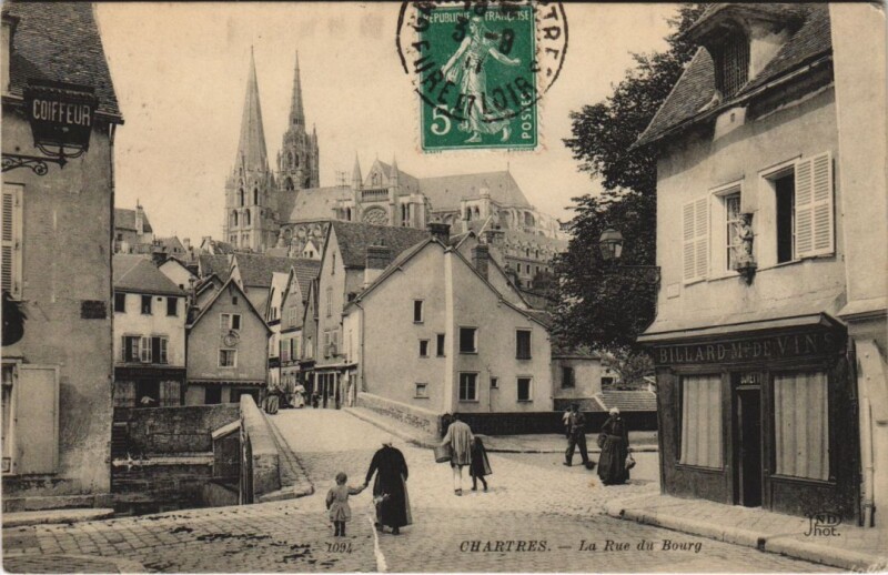 Carte postale ancienne Chartres - La Rue du Bourg à Chartres