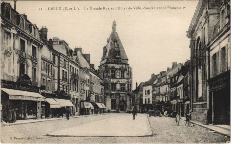 Carte postale ancienne Dreux - La Grande Rue et l'Hotel de Ville construit sous à Dreux