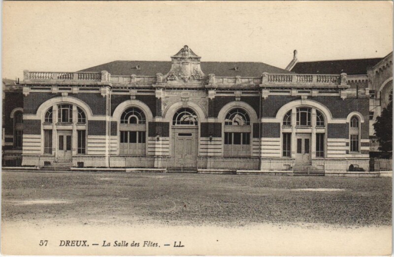 Carte postale ancienne Dreux - La Salle des Fetes à Dreux