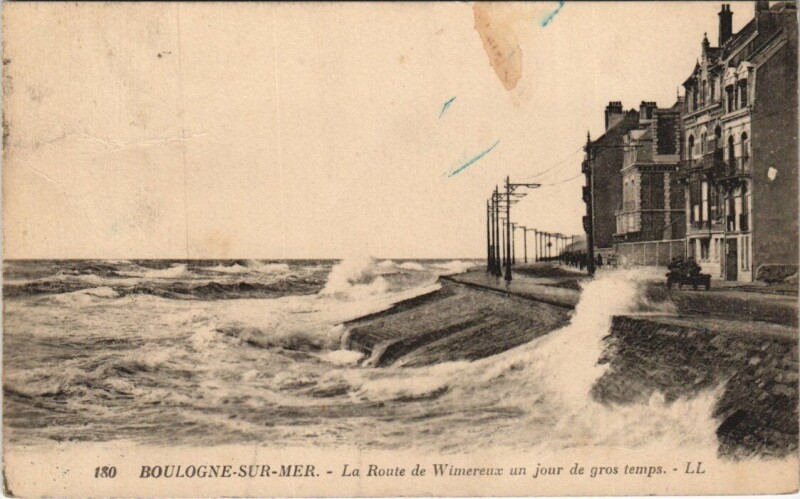 Carte postale ancienne Boulogne-sur-Mer - La Route de Wimereux un jour de gros temps à Boulogne-sur-Mer