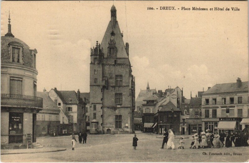 Carte postale ancienne Dreux - Place Metezeau et Hotel de Ville à Dreux