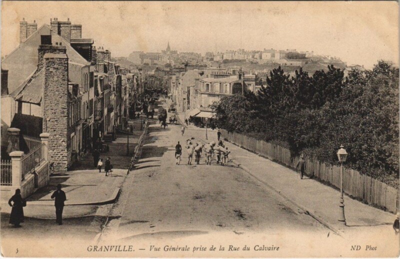 Carte postale ancienne Granville - Vue générale prise de la Rue du Calvaire à Granville