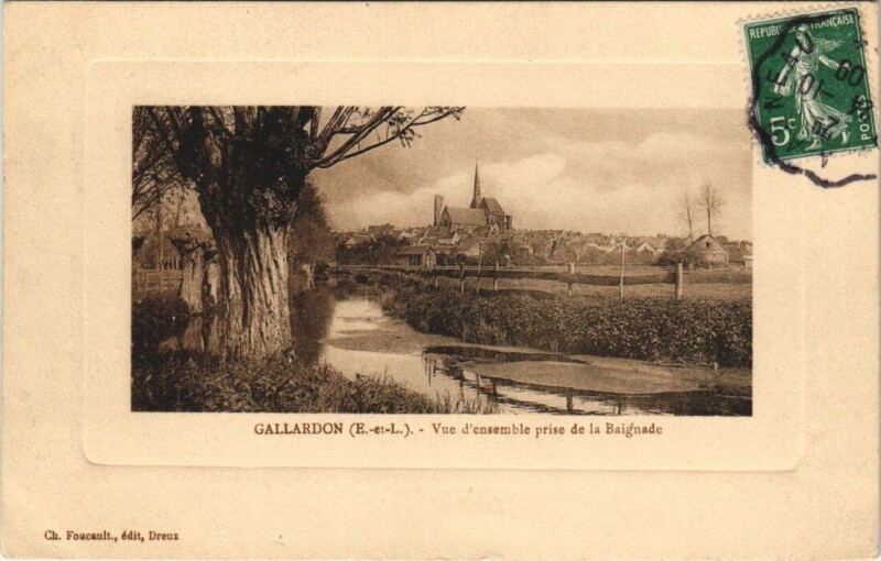 Carte postale ancienne Gallardon - Vue d'ensemble prise de la Baignade à Gallardon