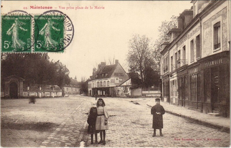 Carte postale ancienne Maintenon-Vue prise place de la Mairie à Maintenon