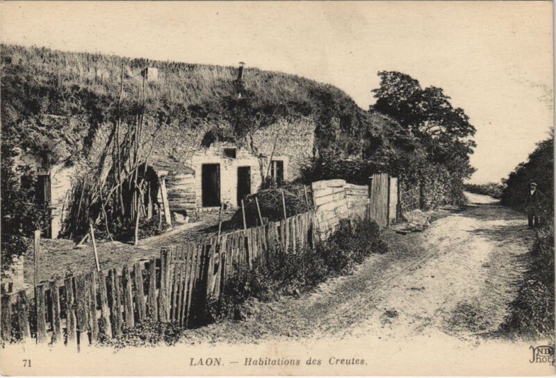 Carte postale ancienne Laon- Habitations des Creutes France