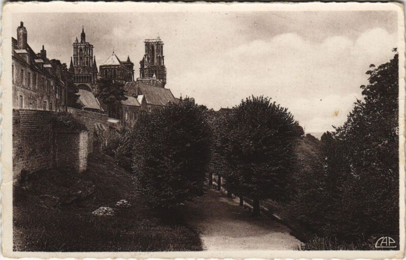 Carte postale ancienne Laon- Les Remparts et la Promenade du Nord France