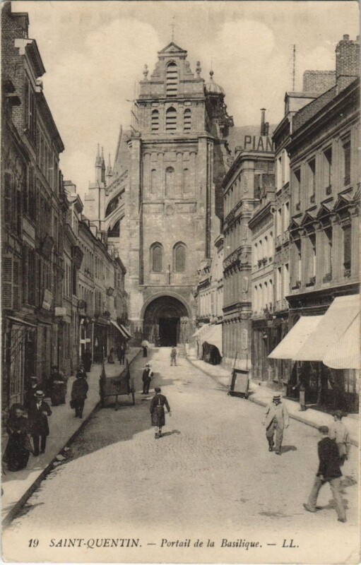 Carte postale ancienne Saint Quentin- Portail de la Basilique France à Saint-Quentin