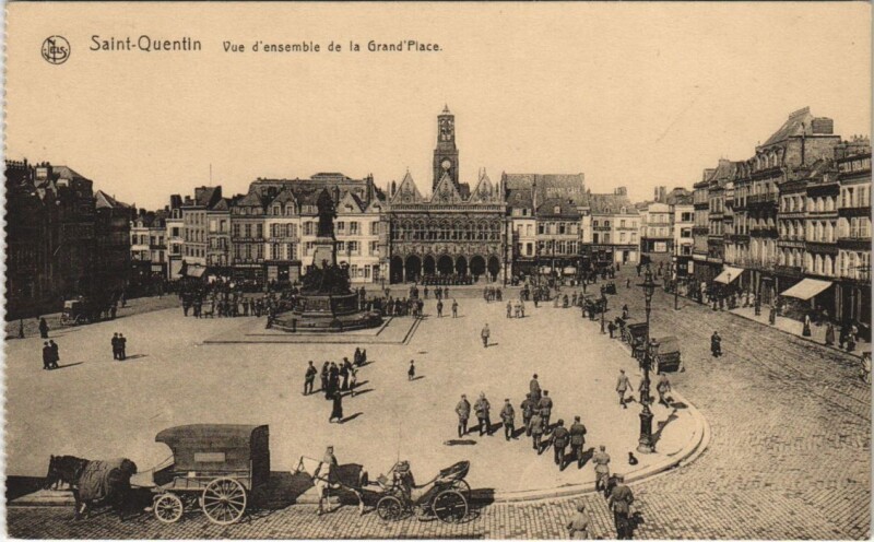Carte postale ancienne Saint Quentin- vue d'ensemble de la Grand Place France à Saint-Quentin
