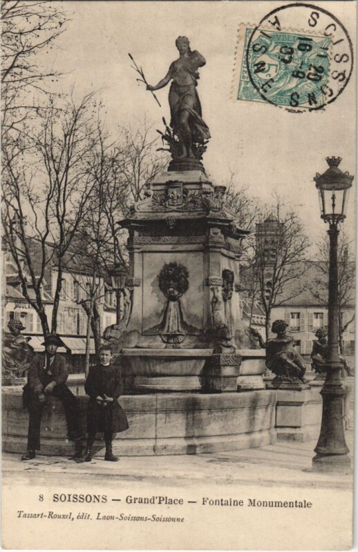 Carte postale ancienne Soissons- Grand Place ,Fontaine Monumentale France à Soissons